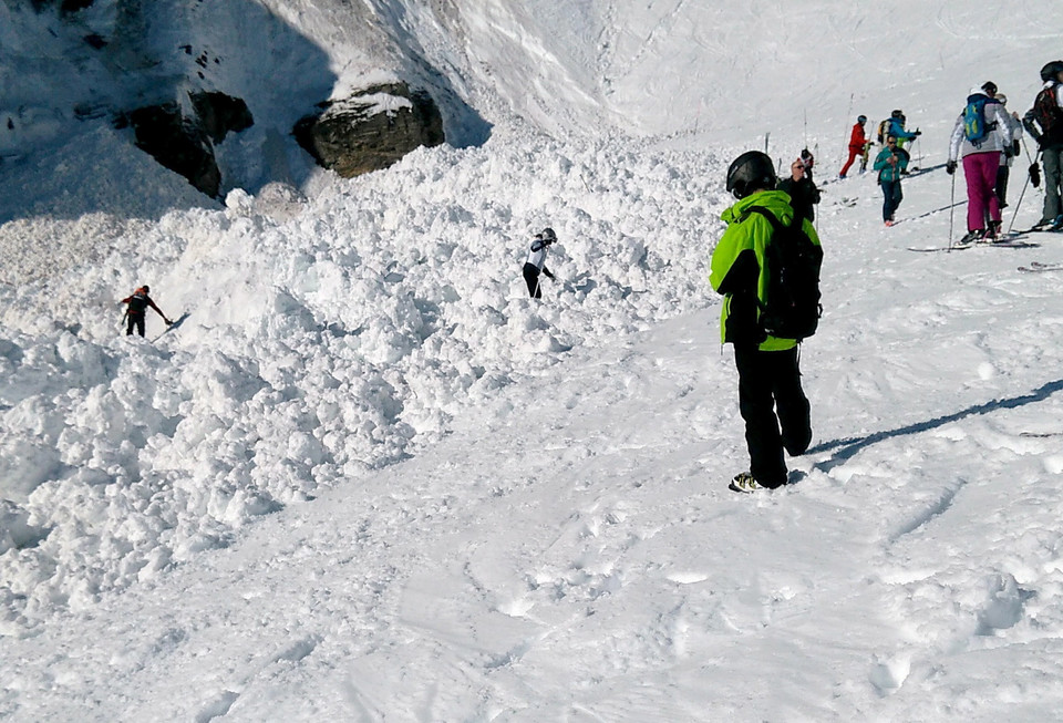 W Crans-Montana w Alpach Berneńskich w szwajcarskim kantonie Valais lawina porwała kilkanaście osób