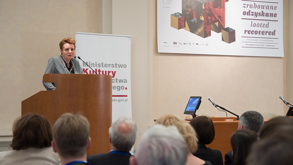 Prof. Małgorzata Omilanowska, minister kultury i dziedzictwa narodowego, otworzyła w Krakowie międzynarodową konferencję pt. „Zrabowane – odzyskane. Dobra kultury – przypadek Polski”. Bierze w niej udział niemal 200 specjalistów, w tym historycy sztuki, dyrektorzy muzeów, prawnicy i niezależni badacze z kilkunastu krajów świata. Konferencja odbywa się w siedzibie Międzynarodowego Centrum Kultury, a jej współorganizatorem jest Wydział Strat Wojennych MKiDN.