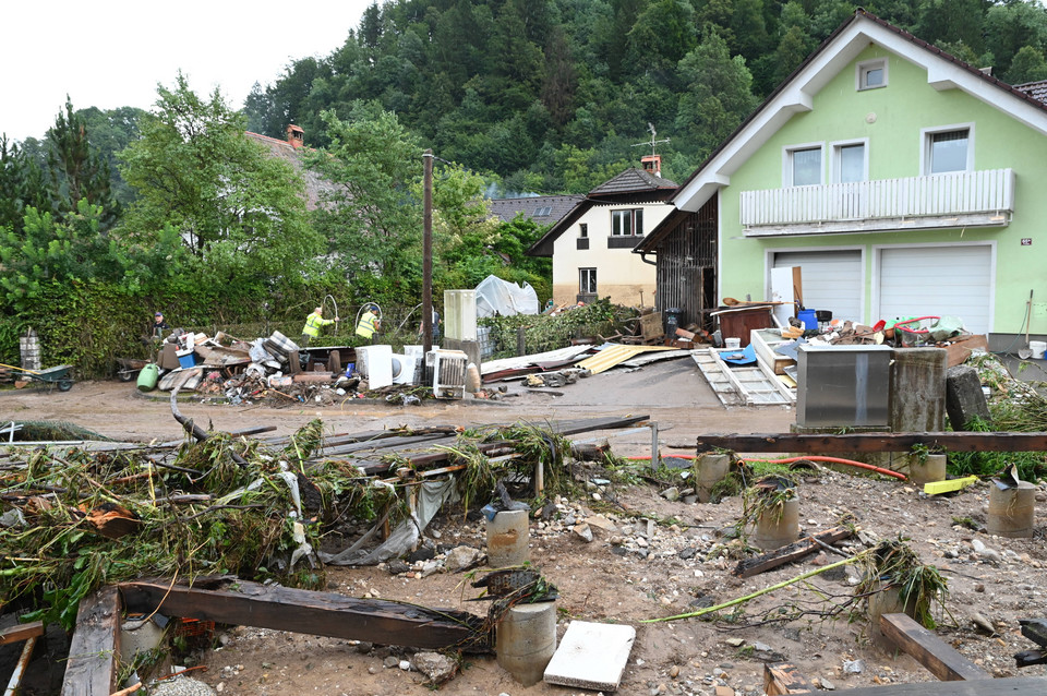 Widok na zniszczony dom w miejscowości Skofja Loka w Słowenii, 6 sierpnia 2023 r.