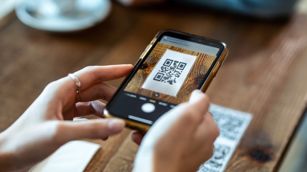 Zákazník pri platení iba naskenuje QR kód mobilným telefónom a platbu potvrdí vo svojej bankovej aplikácii. 