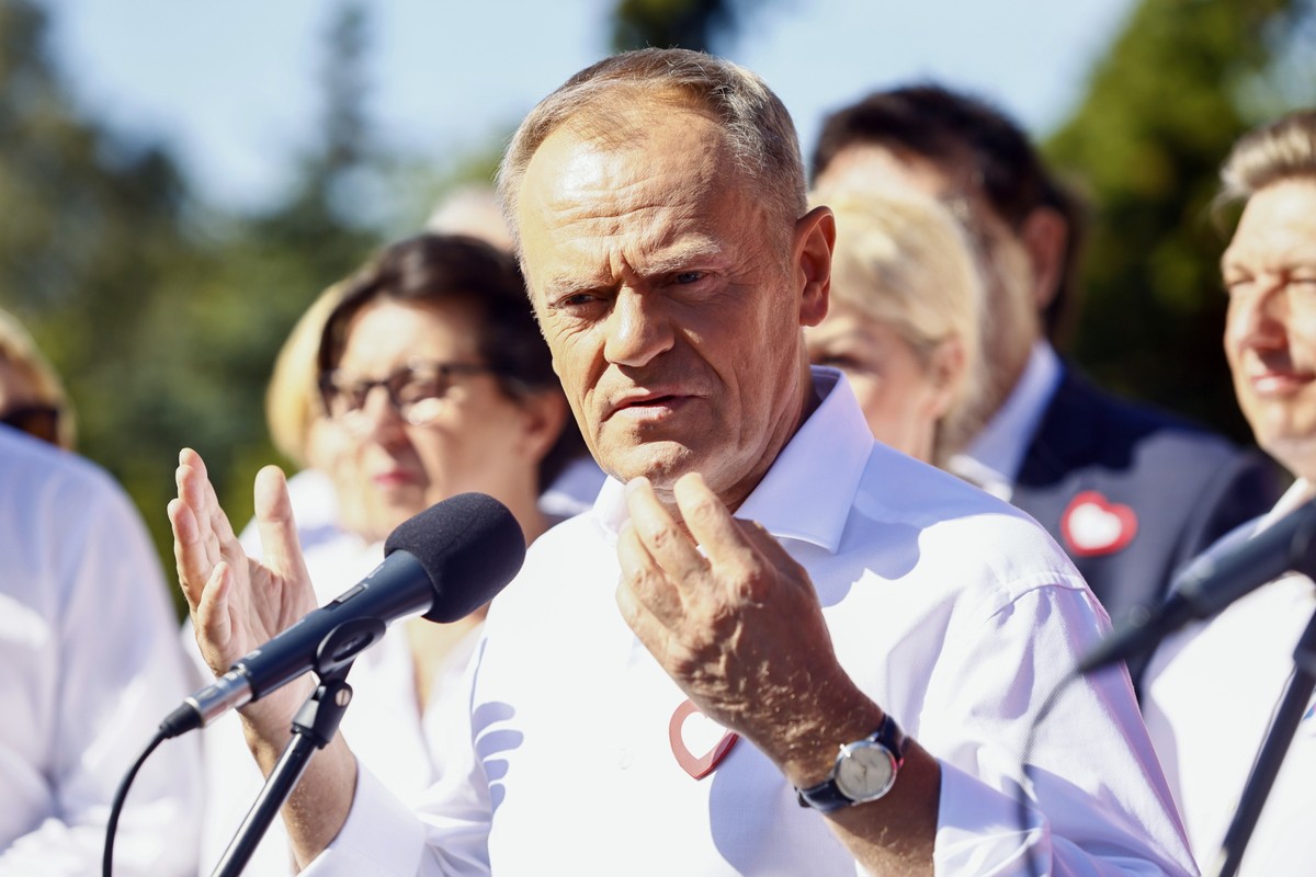 Kalisz, 21.09.2023. Kampania wyborcza do parlamentu 2023. Przewodniczący Platformy Obywatelskiej Donald Tusk podczas briefingu prasowego przed Wojewódzkim Szpitalem Zespolonym w Kaliszu, 21 bm. (tw/amb) PAP/Tomasz Wojtasik