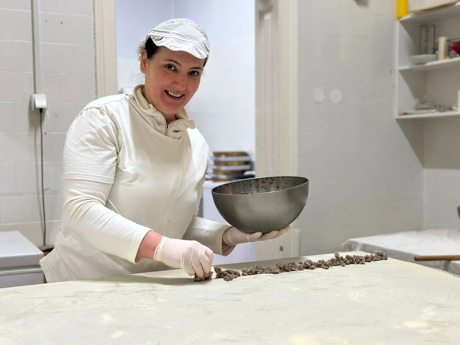 Veštinu pravljenja pita i razvijanja domaćih kora Mira je donela iz Hercegovine