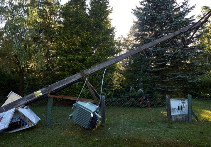 Zerwana linia średniego napięcia pomiędzy miejscowościami Kamienica Królewska a Załakowo koło Sierakowic