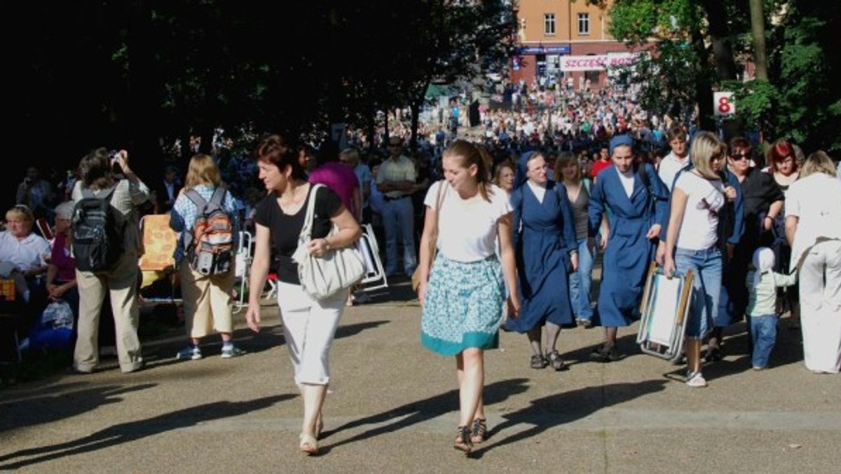 Pielgrzymi, którzy przyjechali do Wrocławia na Dni w Diecezjach, przemaszerują przez miasto. Kilkutysięczne grupy wyruszą z Ostrowa Tumskiego w kierunku pięciu różnych kościołów. Między 12.30 a 13.30 kierowcy muszą liczyć się ze sporymi utrudnieniami. W tym czasie lepiej nie wjeżdżać samochodem do centrum.