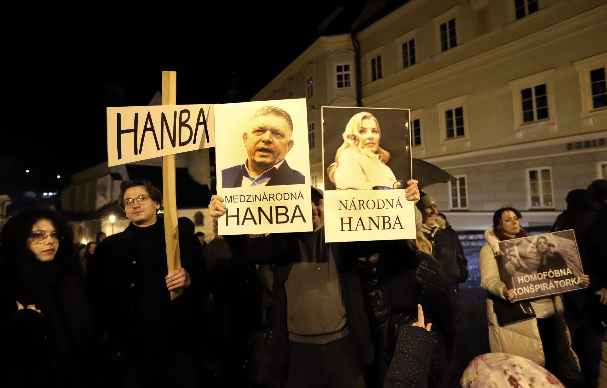 Protivládne protesty proti zrušeniu ÚŠP a zmenám v Trestnom zákone sa konali vo viacerých okresných mestách.