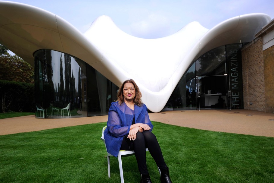 Architektka Zaha Hadid przed Serpentine Sackler Gallery w Ogrodach Kensington, w Londynie, w 2013 roku. 