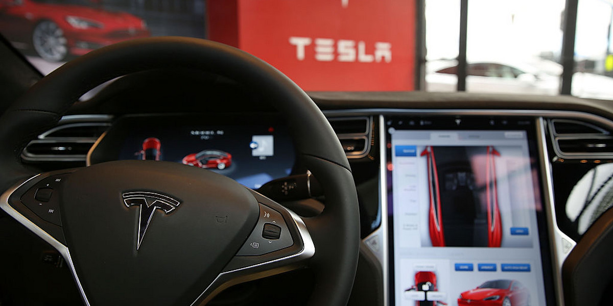 Koncern motoryzacyjny Tesla został pozwany w związku ze śmiercią dwóch osób jadących sedanem Model S. Do tragedii miał przyczynić się wadliwy akumulator