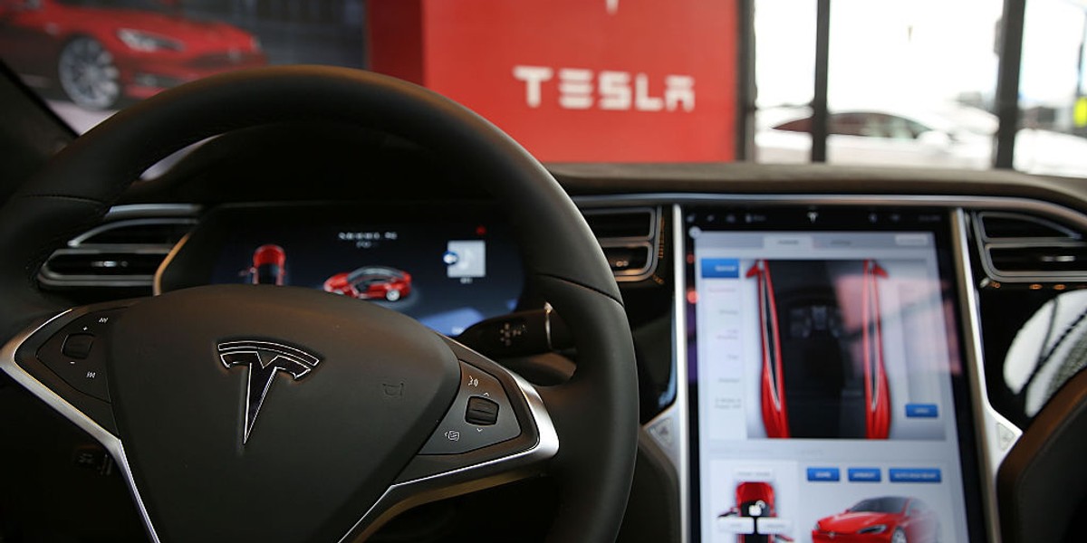 Koncern motoryzacyjny Tesla został pozwany w związku ze śmiercią dwóch osób jadących sedanem Model S. Do tragedii miał przyczynić się wadliwy akumulator