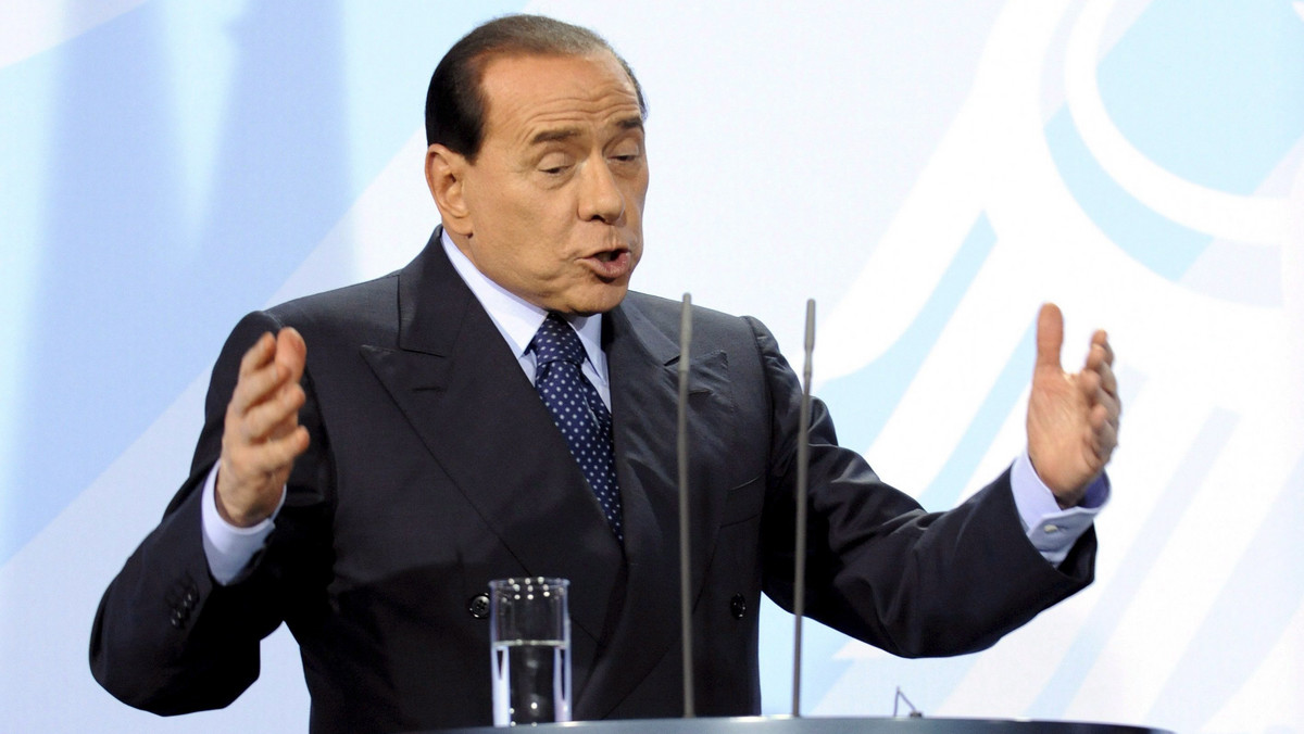Premier Włoch Silvio Berlusconi podjął się próby uspokojenia bardzo gorących nastrojów w Rzymie i protestów wielu polityków po tym, gdy minister z jego rządu, lider koalicyjnej Ligi Północnej Umberto Bossi nazwał rzymian świniami.
