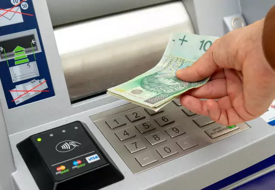 Bankomaty stosują ten trik, żeby potrącać pieniądze z konta. Youtuber zdemaskował sztuczki