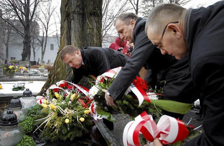 Wojewoda Zygmunt Lukaszczyk (l) , Grzegorz Schetyna (c) i Marszałek województwa Mirosław Sekuła (p) podczas składania kwiatów na grobie Krystyny Bochenek, która zginęła w katastrofie samolotu pod Smoleńskiem w 2010 . Fot. Grzegorz Celejewski / Agencja Gazeta