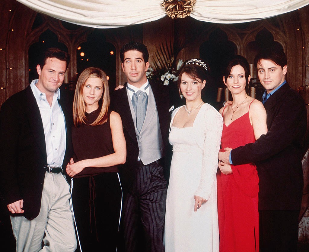 Ross esküvője 2. rész (The One with Ross's Wedding Part 2). A 4. évad 24. része, pontosabban Ross londoni esküvője sok minden miatt emlékezetes. Többek között azért is, mert Monica Chandler ágyában köt ki. Enneka résznek köszönhető az, hogy a két karakter megtalálja egymásban a nagy szerelmet. 