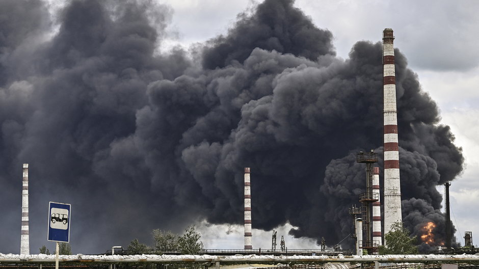 Pożar w rafinerii ropy naftowej po ataku na Łysyczańsk w Donbasie, 22 maja 2022 r.
