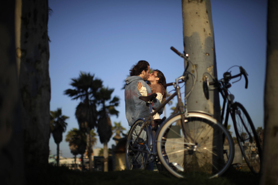 A couple kisses on Venice Beach in Los Angeles