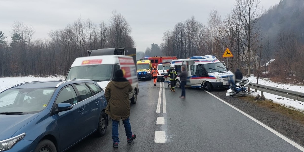 Małopolska. Wypadek z udziałem karetki