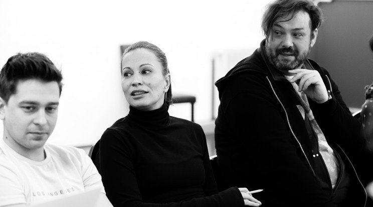 Pikali Gerda lángra lobbantja a József Attila Színház színpadát, jobbra: Papp Janó, az előadás jelmeztervezője