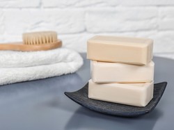 5 zastosowań szarego mydła, które warto (po)znać