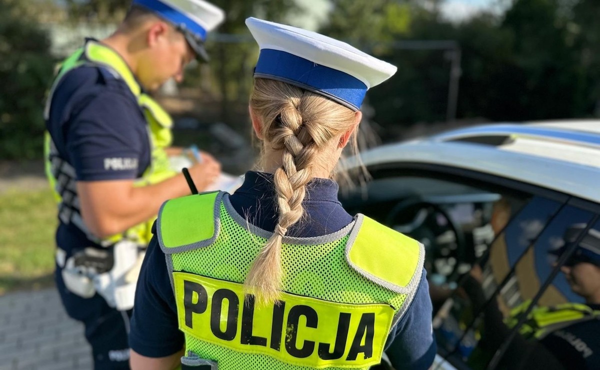 Policja kontroluje kierowcę