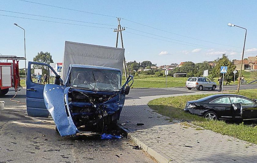 Luksusowy mercedes zderzył się z busem. Trzy osoby ciężko ranne