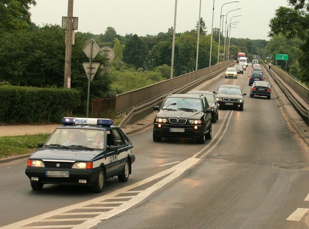 Jak załatwić sobie eskortę policji