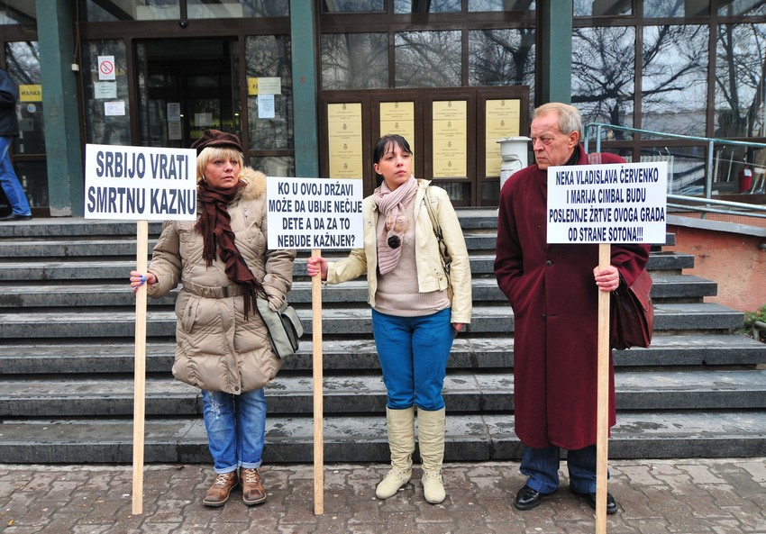 Članovi porodice Červenko ispred zgrade suda