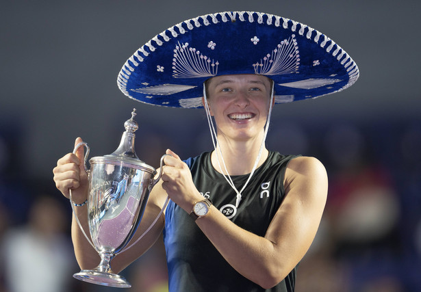 Iga Świątek jest sportsmenką rozpoznawalną i podziwianą wszędzie. Choć wygrała cztery turnieje Wielkiego Szlema i przez 75 tygodni była liderką rankingu tenisistek, żadne jej zwycięstwo nie zrobiło takiego wrażenia jak to ostatnie w WTA Finals w meksykańskim Cancun.
