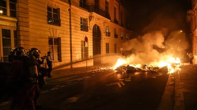 Paryż w ogniu. Zamieszki po kontrowersyjnej decyzji rządu 