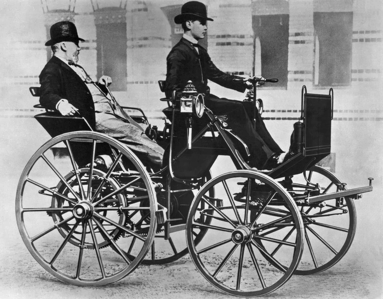 Gottlieb Daimler (z tyłu) w swoim automobilu