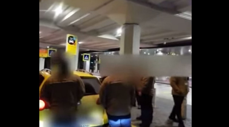 Így fogadják a turistát a biztonsági őrök a repülőtéren / Fotó: Youtube