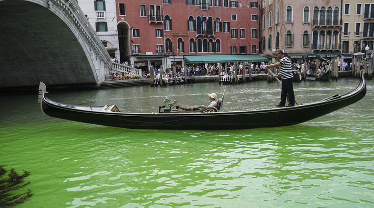 A rendőrség egyelőre még vizsgálja, ki a felelős érte, hogy zöldszínű lett a Canal Grande vize / Fotó: Northfoto