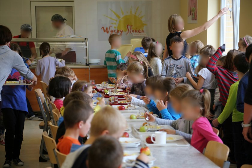 Dzieci jedzą na czas