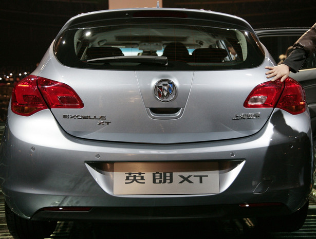 Buick Excelle XT firmy General Motors prezentowany w Szanghaju- GM sprzedaje więcej samochodów w Chinach niż w USA