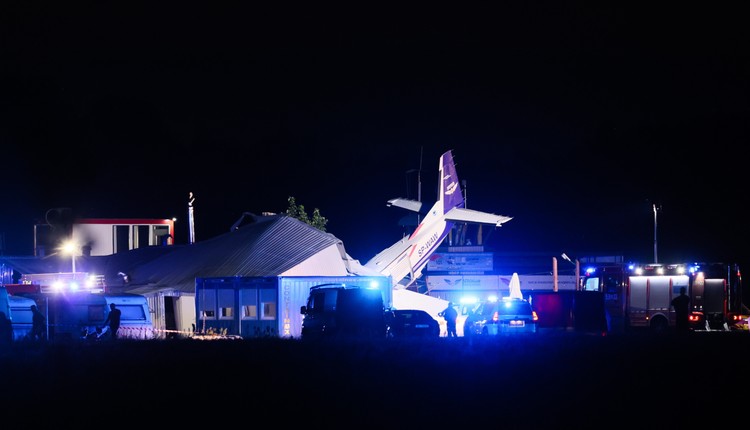 Samolot spadł na hangar pod Nowym Dworem Maz. Nie żyje 5 osób