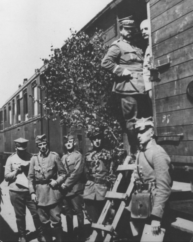 Generał Józef Haller (w pociągu z lewej strony) w otoczeniu sztabu.
