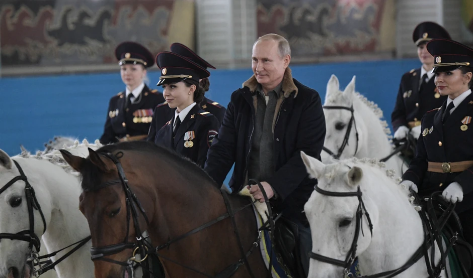 Snage bezbednosti su stub vlasti (foto: Putin sa policajkama u Moskvi u martu 2019)