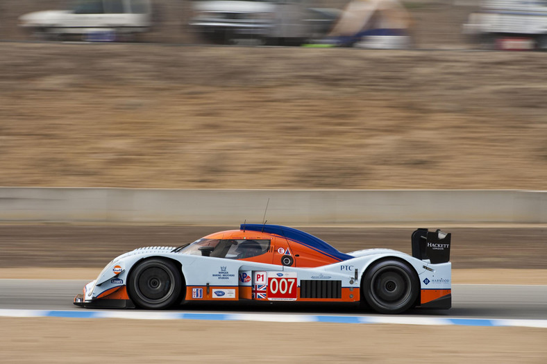 Aston Martin na torze Laguna Seca