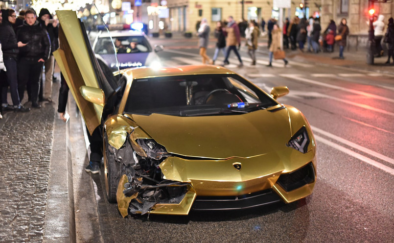 Lamborghini aventador to samochód egzotyczny i kosmicznie drogi. Ale w kolorze złotym to już niesamowita sensacja. Zwłaszcza kiedy na oczach świadków zderza się z innym autem. Tak było 1 stycznia na skrzyżowaniu Nowego Światu z Świętokrzyską w centrum Warszawy. - Kierowca lamborghini pomylił zieloną strzałkę z normalnym zielonym światłem i wjechał na czerwonym. Policja, według świadków, przyjechała po 15 minutach - relacjonuje w rozmowie z dziennik.pl Carlos92, fotograf i fan motoryzacji, który na miejscu zrobił zdjęcia i nagrał wideo. Carlos92 to jeden z pierwszych fotografów łowiących supersamochody na ulicach Warszawy. Dziś jest najbardziej znanym car spotterem w Polsce.