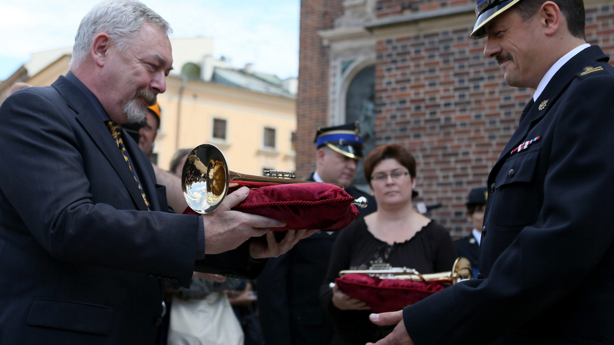 Dwie nowe trąbki wręczył hejnalistom z wieży mariackiej prezydent Krakowa Jacek Majchrowski. Instrumenty zastąpiły wieloletni, zużyty już sprzęt.