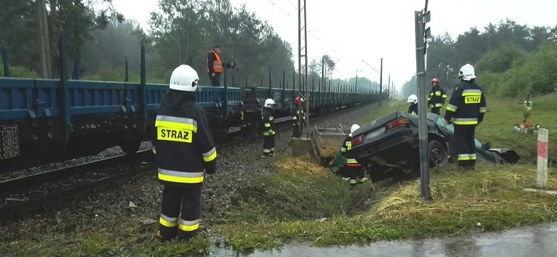 Podlaskie: kierowca mercedesa wjechał pod pociąg