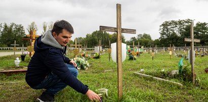 Zapala znicze na opuszczonych grobach. Mówi o tym, czemu spadł na niego hejt