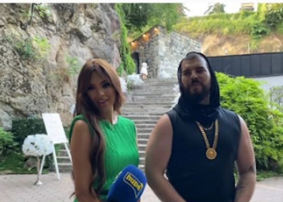 Adam Adaktar sa suprugom