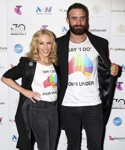 Kylie Minogue i Joshua Sasse
