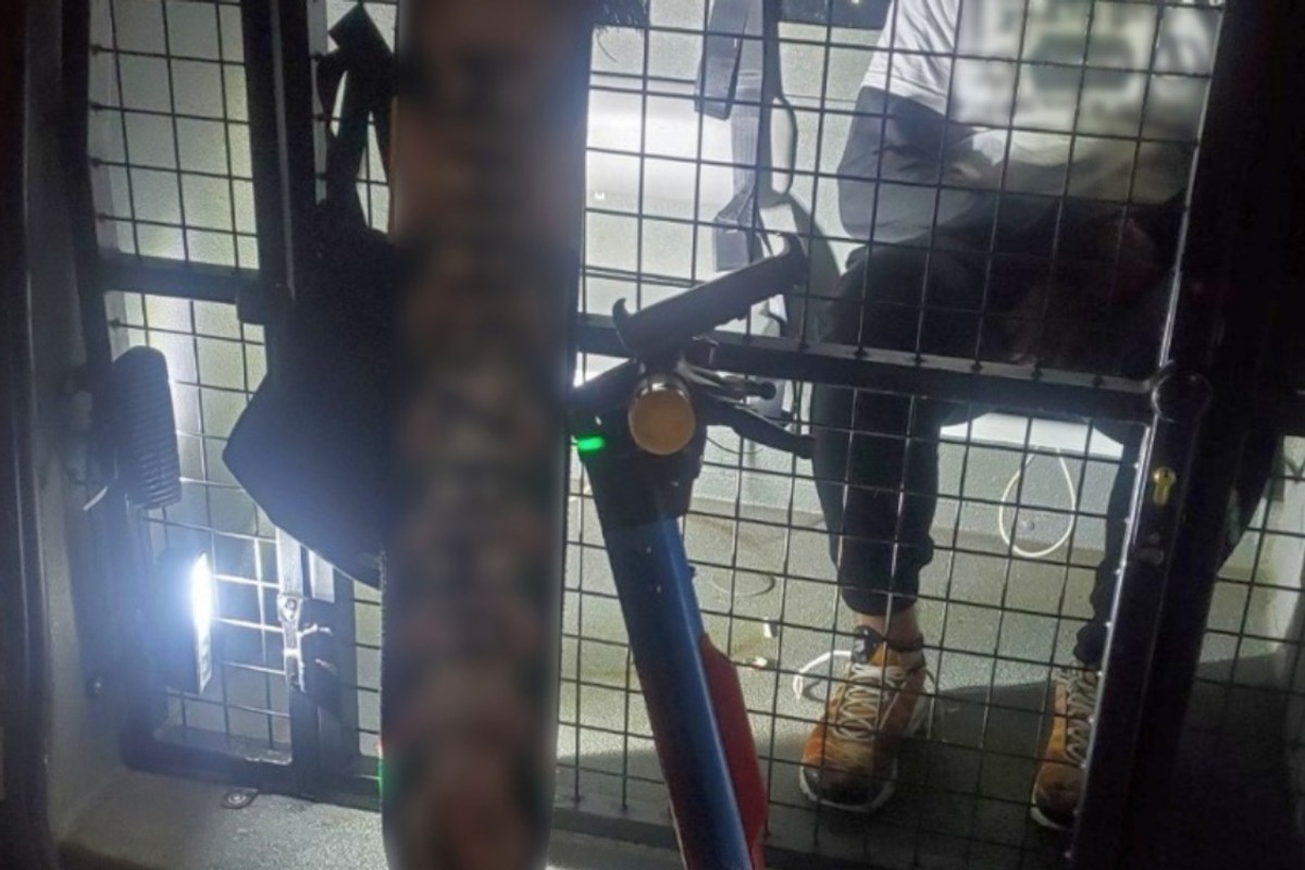 Porozkładał hulajnogi na torach