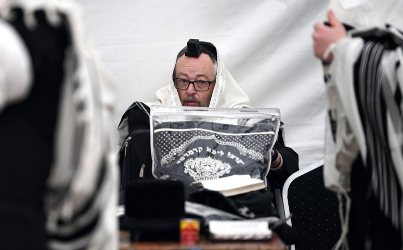 Chasydzi podczas obchodów rocznicy śmierci cadyka Elimelecha