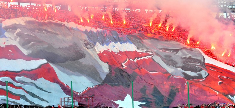 Kibice Wisły spalili własne flagi. To szczęście, że nie spłonął cały stadion