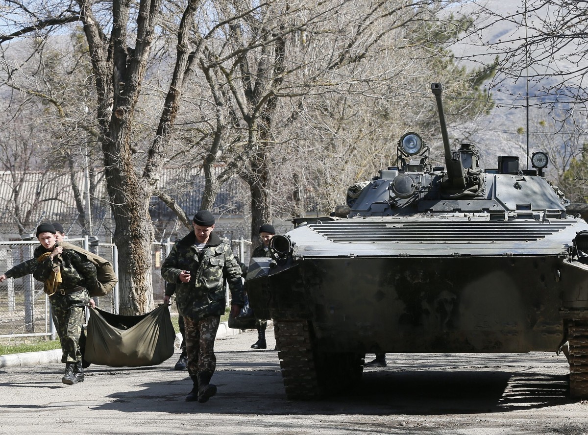 Ukraińscy żołnierze opuszczają bazę wojskową na Krymie