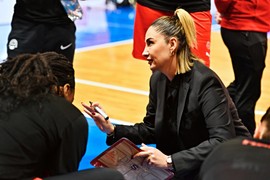 PRELEPA TURKINJA je senzacija na mrežama: Na košarkaškom terenu UVEK u ŠTIKLAMA i ODELU - dok su jedni oduševljeni, drugima je ovo veliko NE!