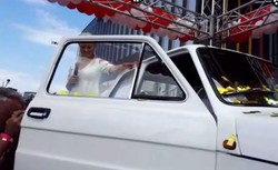 Osioł wciśnięty do Fiata 126. Mężczyzna stanął przed sądem [WIDEO]