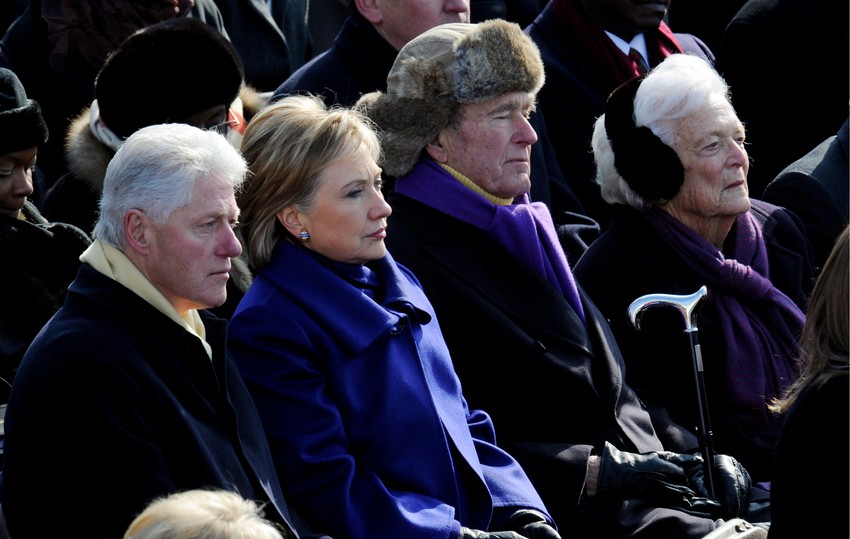 Bil i Hilari Klinton sede pored Džordža i Barbare Buš na inauguraciji Baraka Obame 2009.