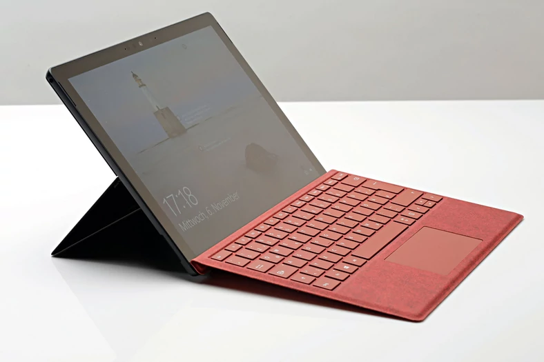 Lekko pochylona albo całkiem płaska: podłączaną klawiaturę Surface Pro 7 można ustawiać pod różnymi kątami